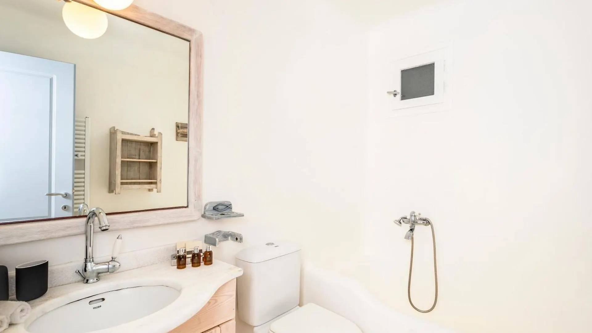 بيت للعطل Lunar Villa Glastros  اليونان