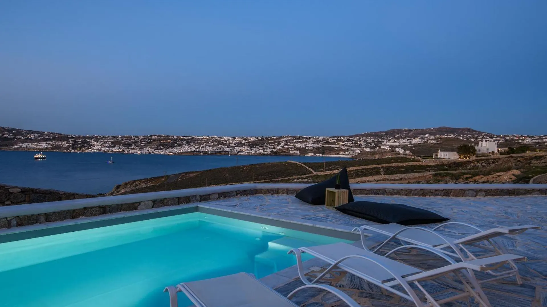 بيت للعطل Lunar Villa Glastros  اليونان